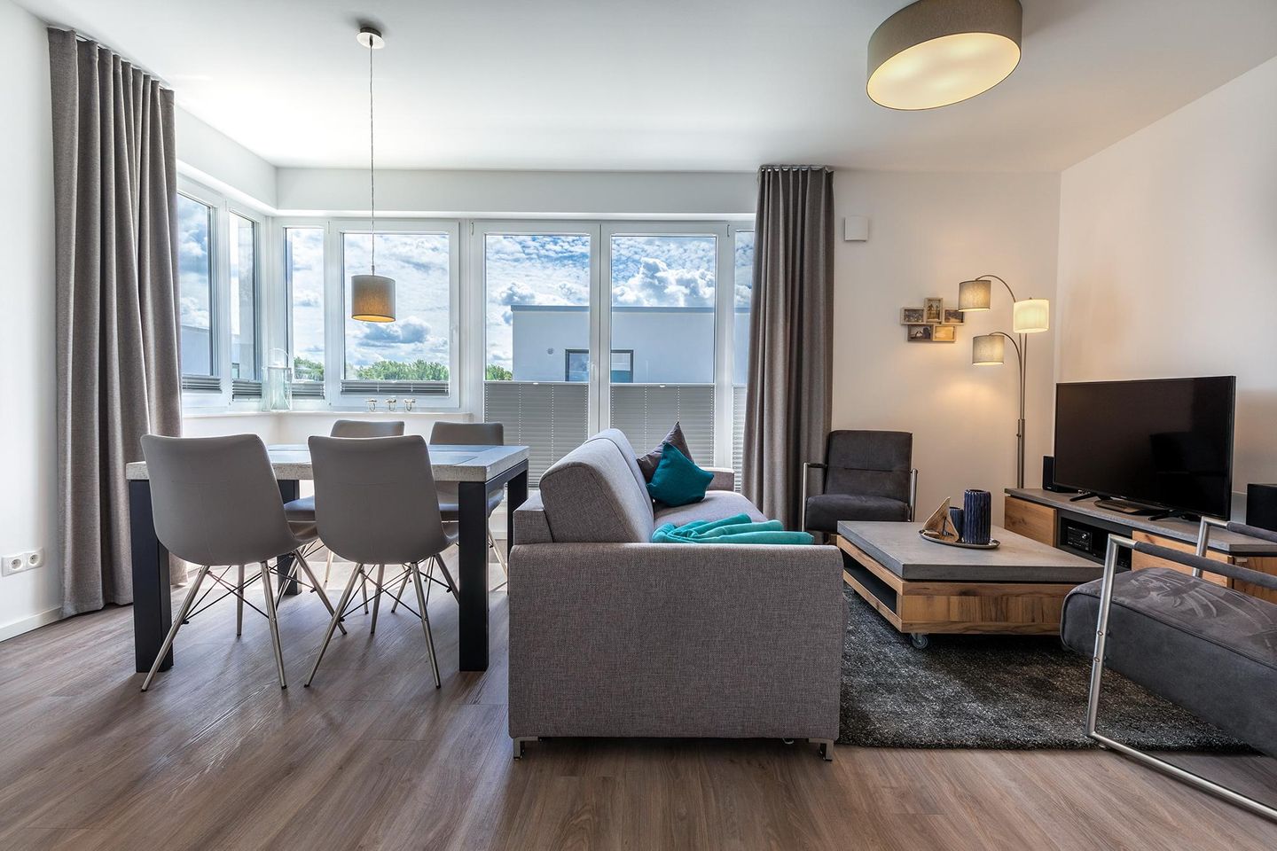 Aparthotel Ostseeallee Aparthotel Ostseeallee 2-16 Boltenhagen - Wohnbereich mit TV, Sitzgelegenheiten und Zugang zur Dachterrasse