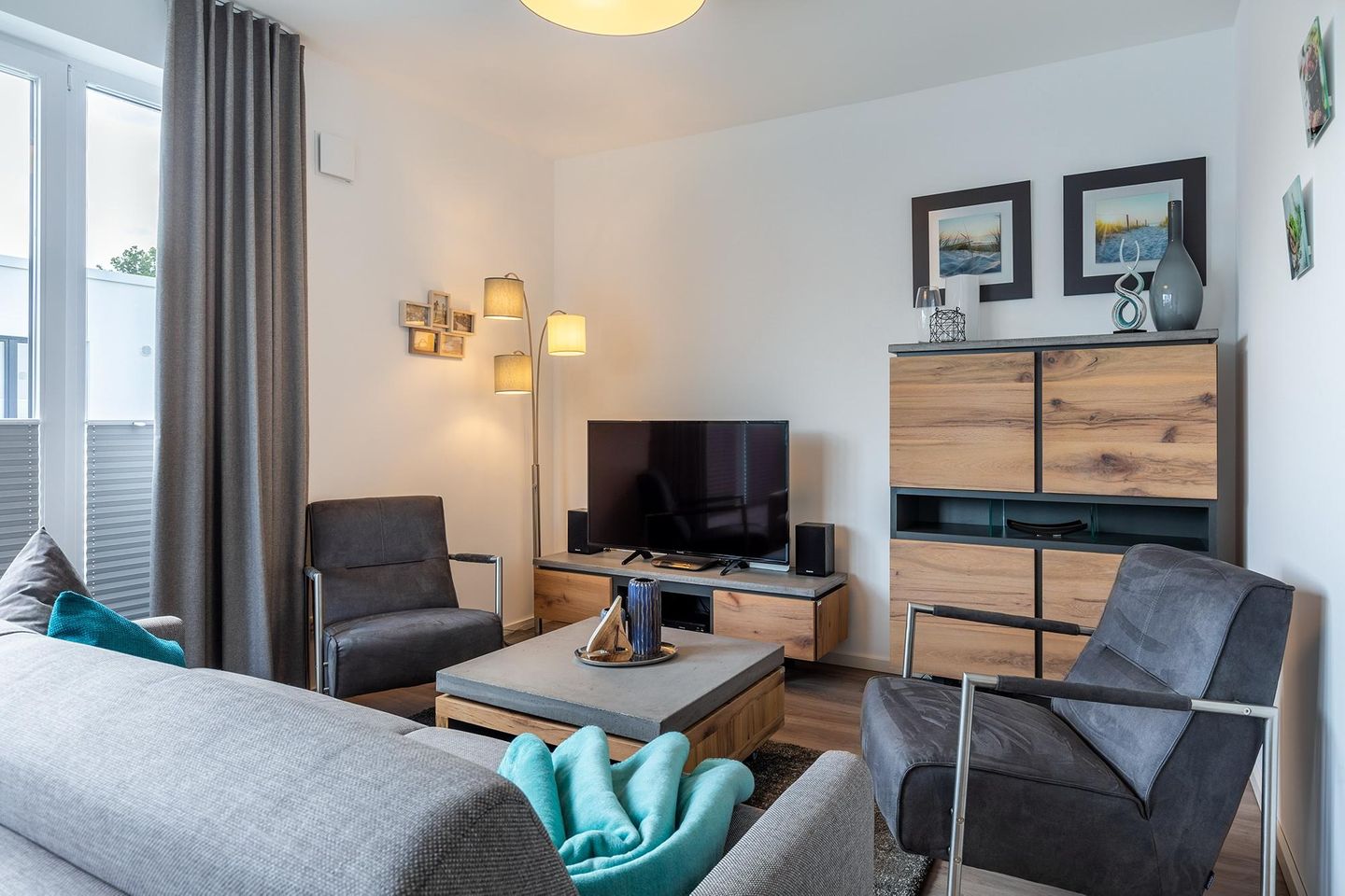 Aparthotel Ostseeallee Aparthotel Ostseeallee 2-16 Boltenhagen - Wohnbereich mit Doppelschlafcouch, Couchtisch, Sessel und TV