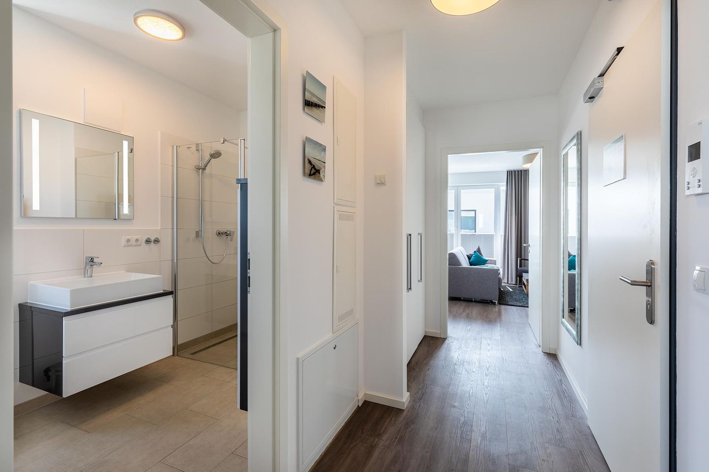 Aparthotel Ostseeallee Aparthotel Ostseeallee 2-16 Boltenhagen - Wohnbereich mit Zugang zum Badezimmer