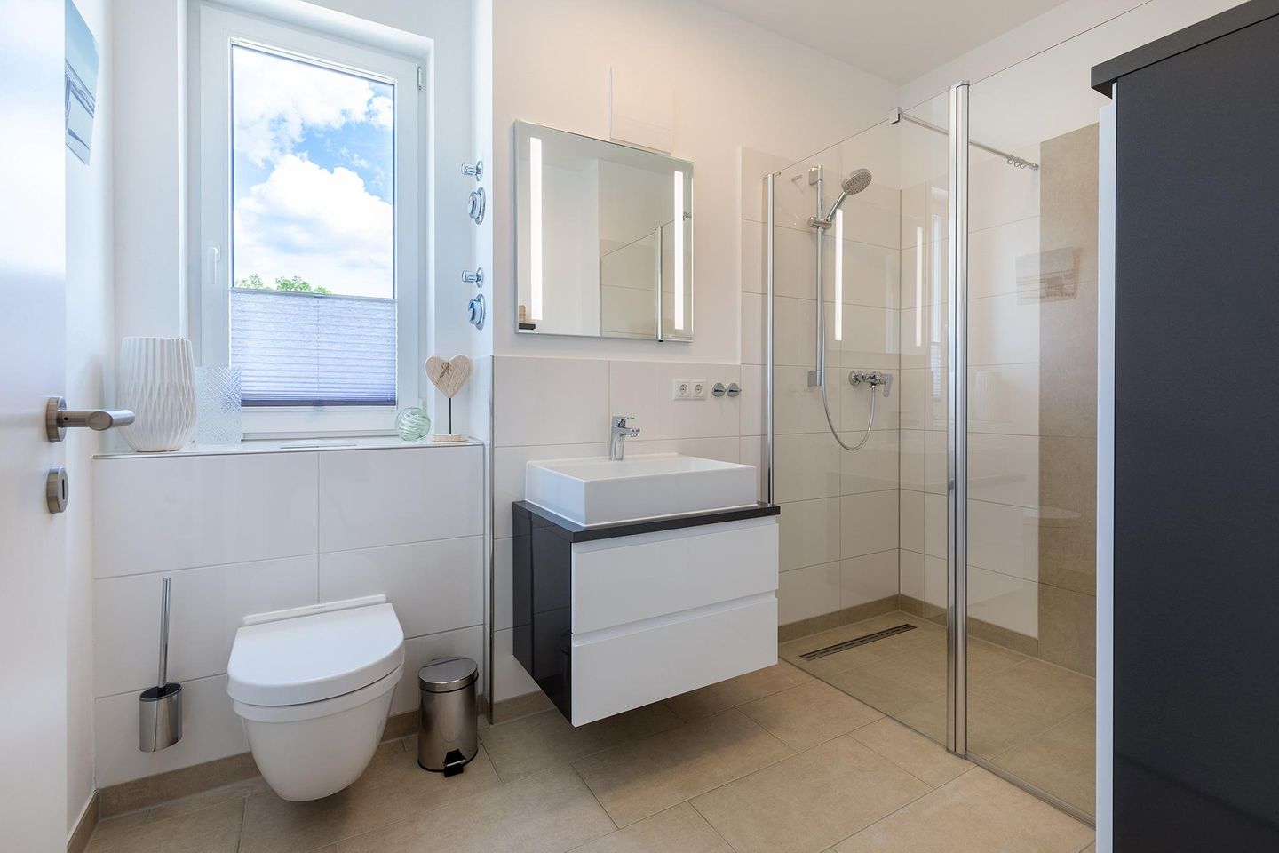 Aparthotel Ostseeallee Aparthotel Ostseeallee 2-16 Boltenhagen - Badezimmer mit Dusche, Waschtisch und WC