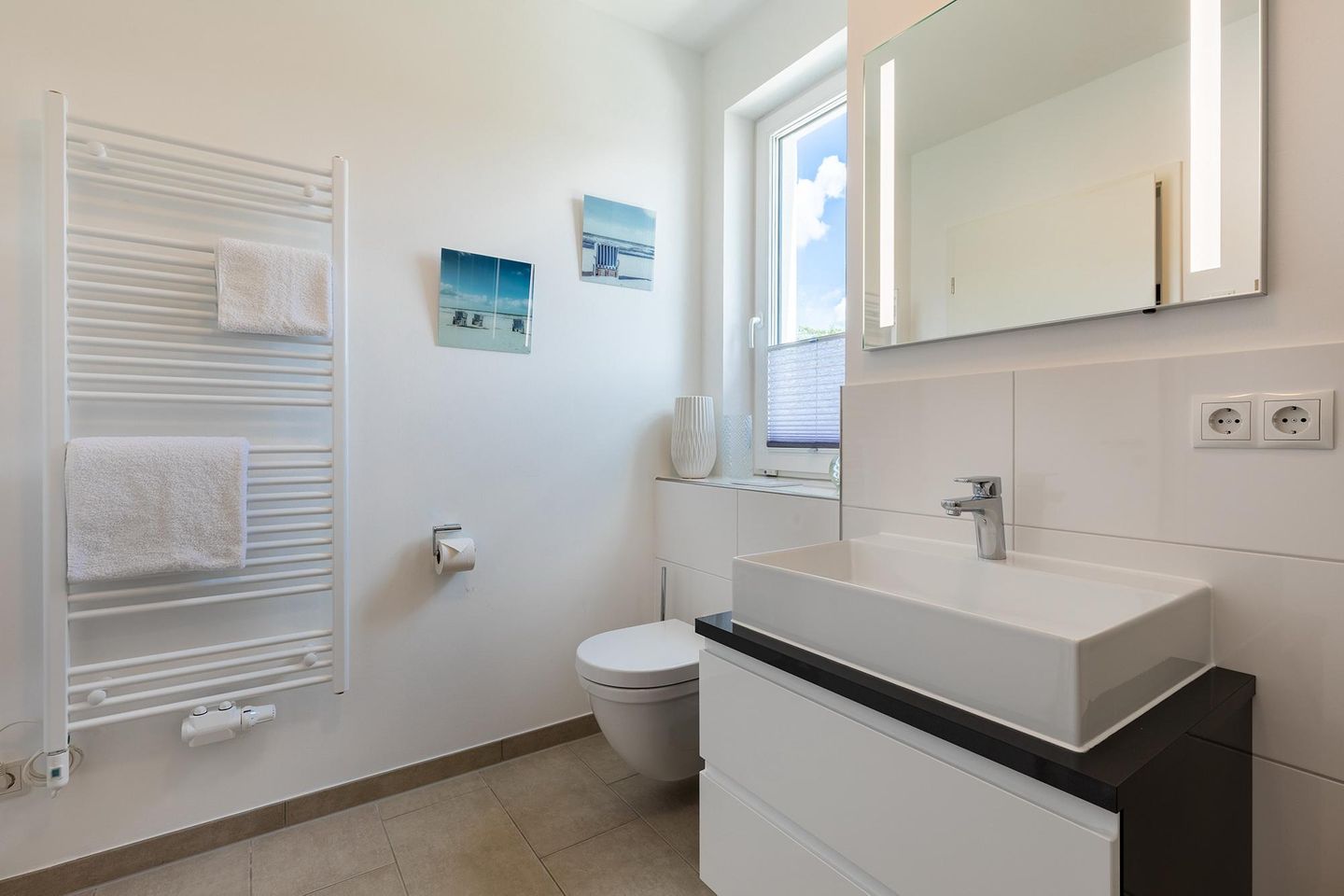 Aparthotel Ostseeallee Aparthotel Ostseeallee 2-16 Boltenhagen - Badezimmer mit Waschtisch und Spiegel