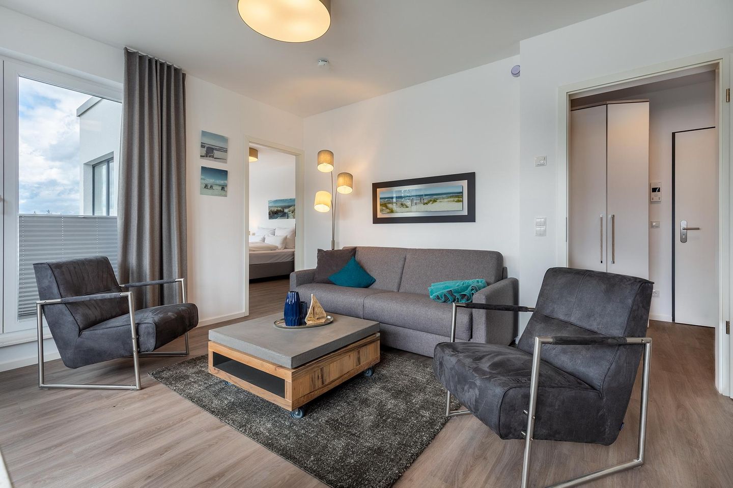 Aparthotel Ostseeallee Aparthotel Ostseeallee 2-17 Boltenhagen - Wohnbereich mit Doppelschlafcouch, Couchtisch und Sessel