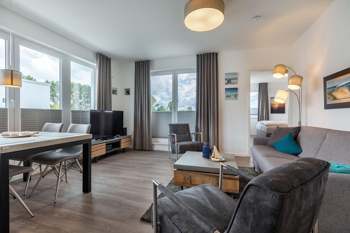 Aparthotel Ostseeallee Aparthotel Ostseeallee 2-17 Boltenhagen - Wohn-/Essbereich mit Esstisch, TV und Zugang zur Dachterrasse