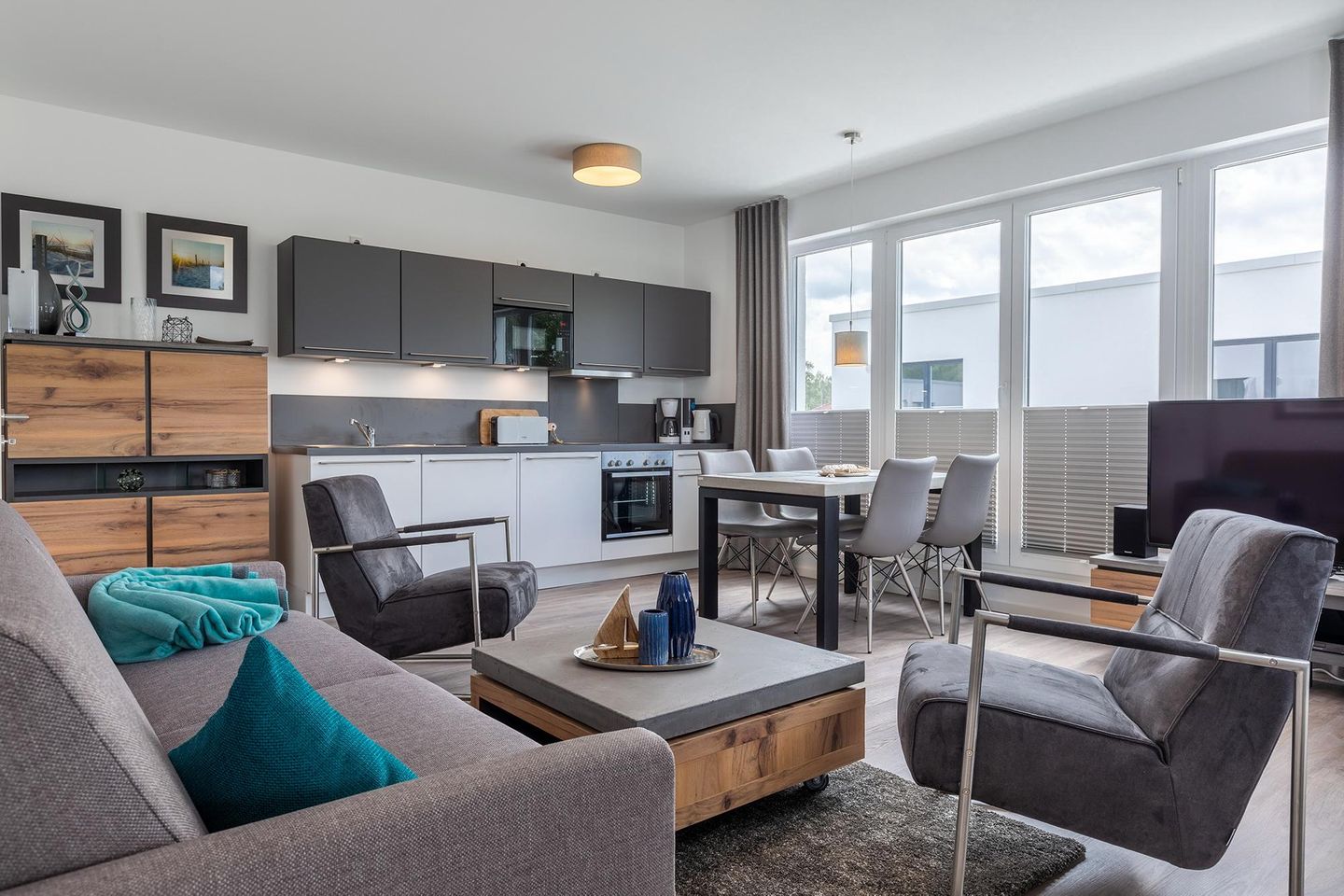 Aparthotel Ostseeallee Aparthotel Ostseeallee 2-17 Boltenhagen - Wohn-/Essbereich mit Sitzgelegenheiten und Küchenzeile