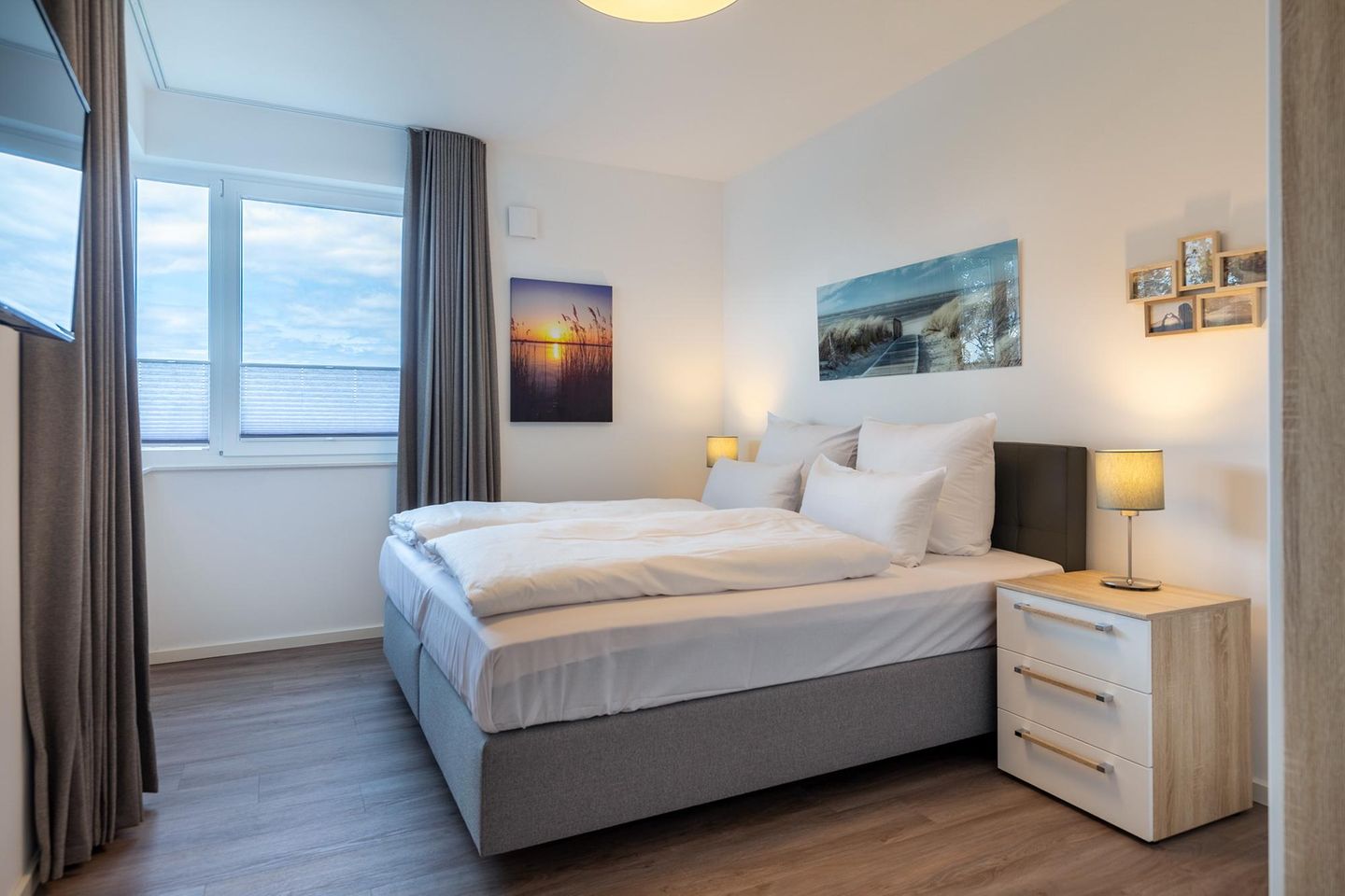 Aparthotel Ostseeallee Aparthotel Ostseeallee 2-17 Boltenhagen - Schlafzimmer mit Boxspringbett (1,80 x 2,00 m) und TV