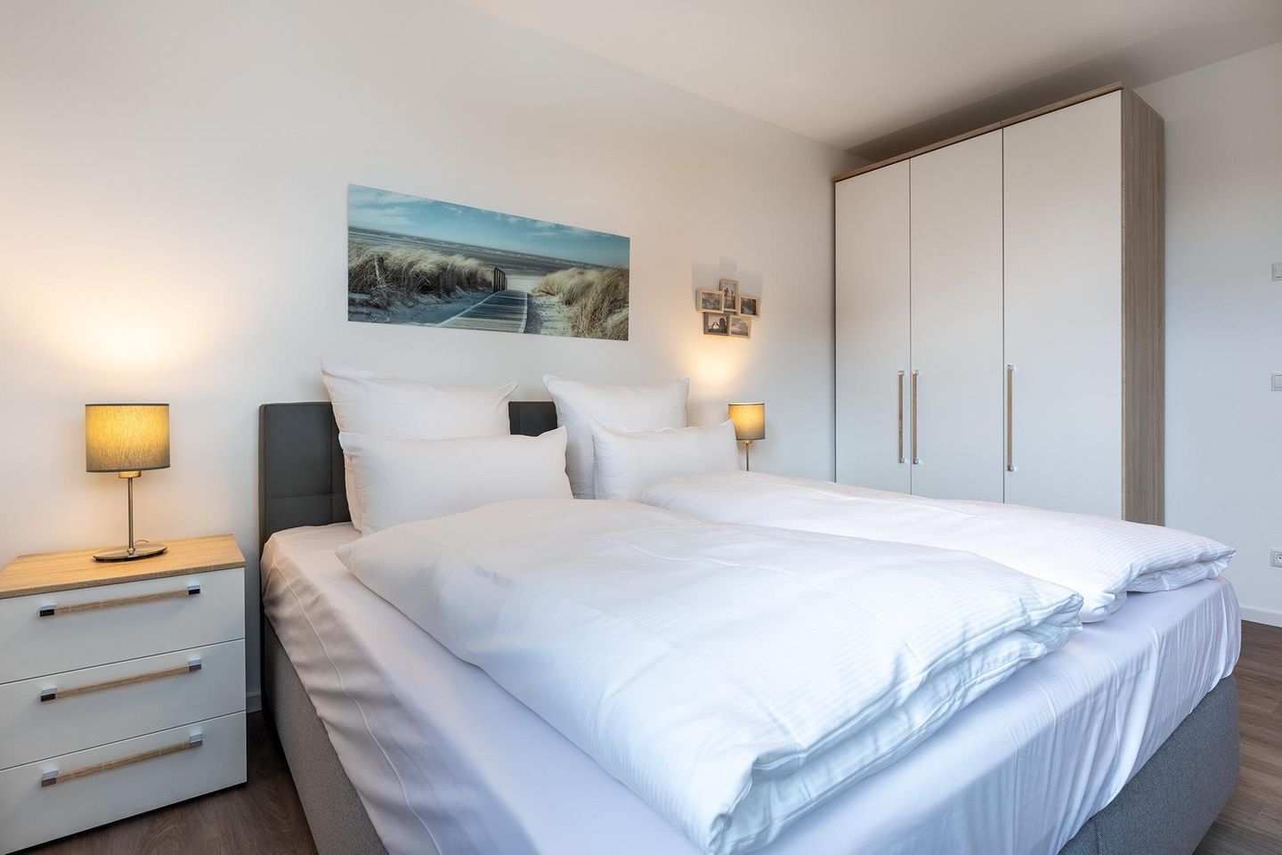 Aparthotel Ostseeallee Aparthotel Ostseeallee 2-17 Boltenhagen - Schlafzimmer mit Boxspringbett und Kleiderschrank