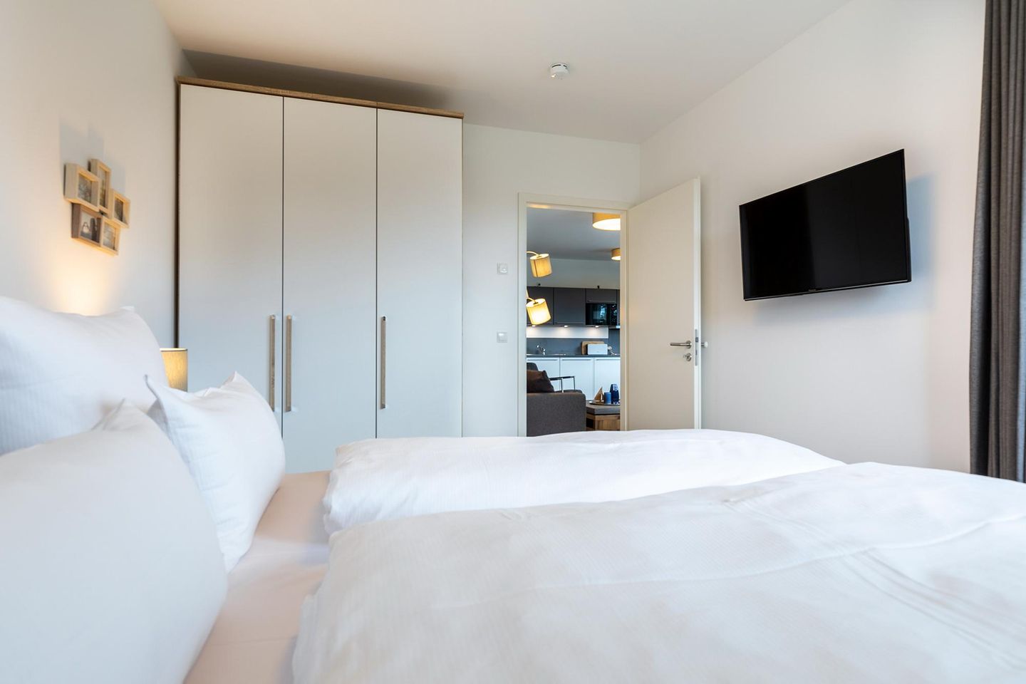 Aparthotel Ostseeallee Aparthotel Ostseeallee 2-17 Boltenhagen - Schlafzimmer mit Kleiderschrank und TV