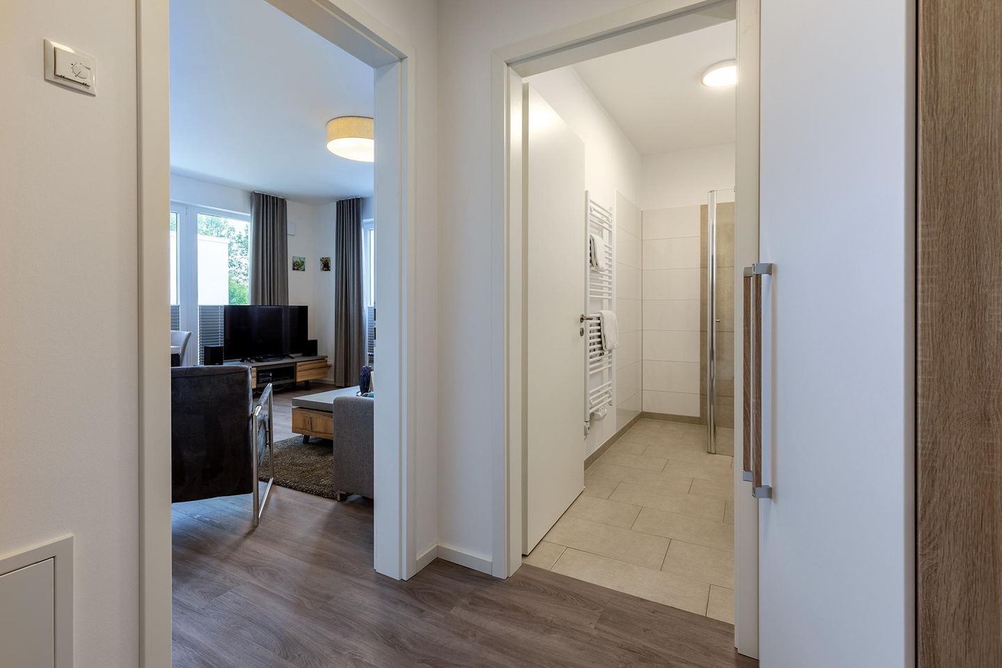 Aparthotel Ostseeallee Aparthotel Ostseeallee 2-17 Boltenhagen - Flur mit Zugang zum Wohnbereich und Badezimmer