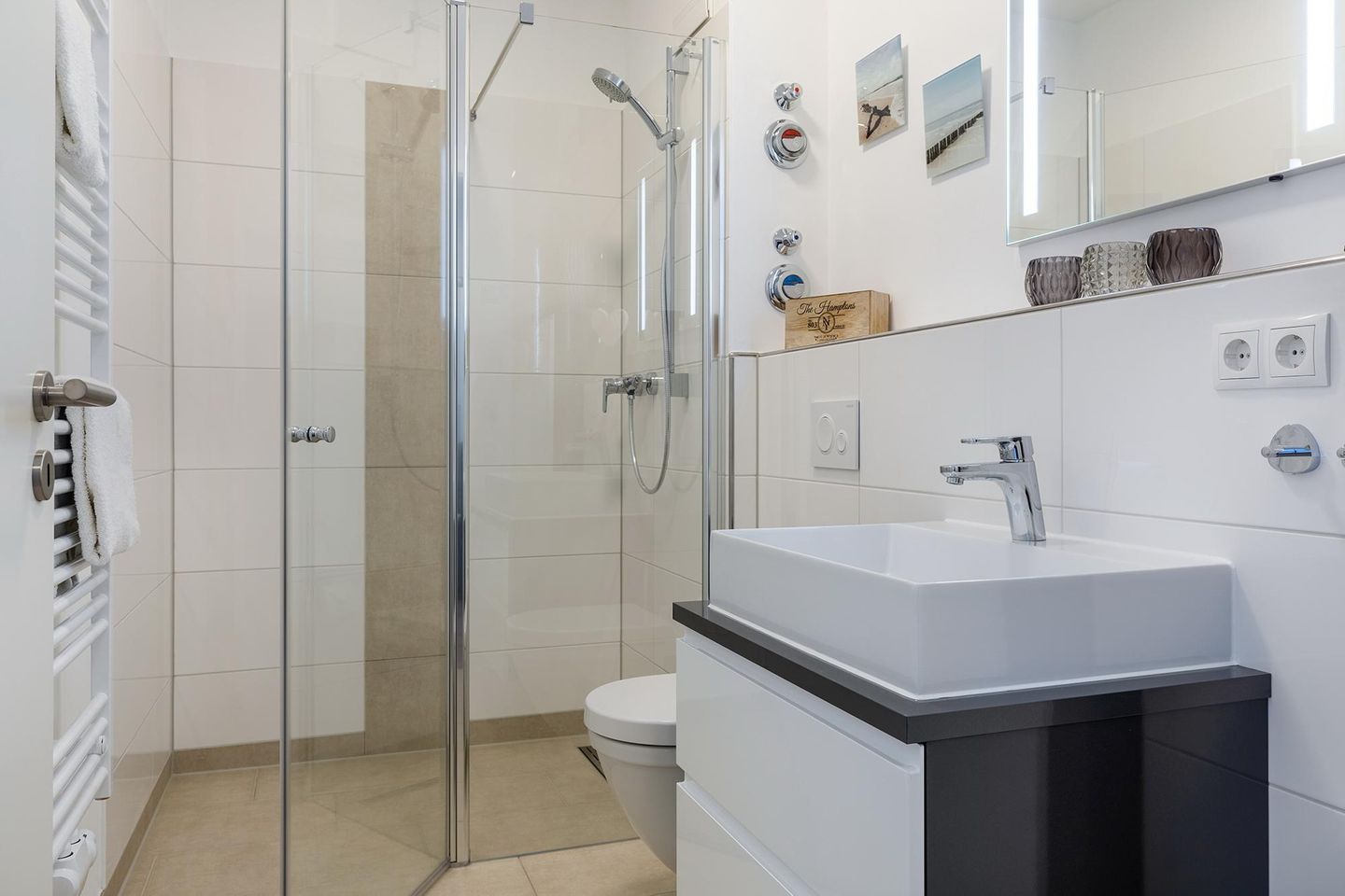 Aparthotel Ostseeallee Aparthotel Ostseeallee 2-17 Boltenhagen - Badezimmer mit Dusche, Waschtisch und Spiegel