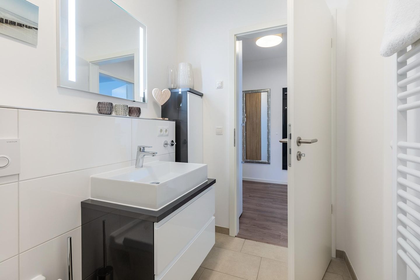 Aparthotel Ostseeallee Aparthotel Ostseeallee 2-17 Boltenhagen - Badezimmer mit Waschtisch und Spiegel