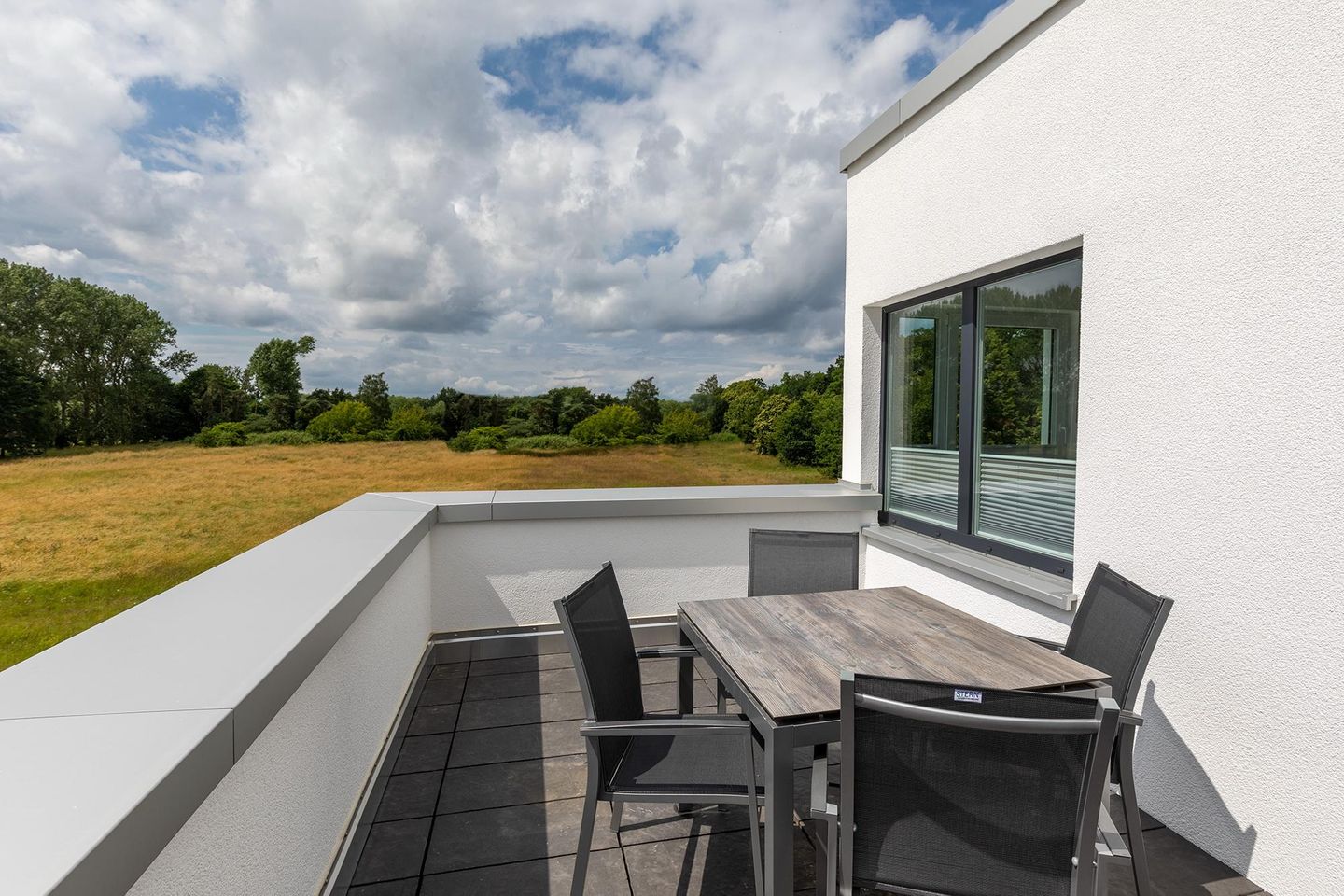 Aparthotel Ostseeallee Aparthotel Ostseeallee 2-17 Boltenhagen - Dachterrasse mit Tisch und Sitzgelegenheiten