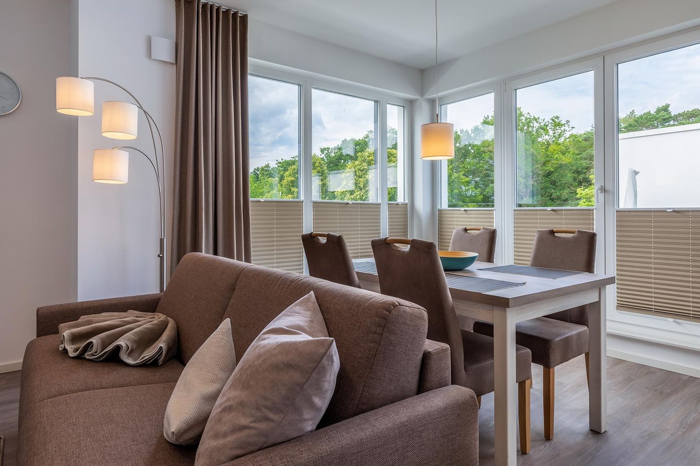 Aparthotel Ostseeallee Aparthotel Ostseeallee 2-18 Boltenhagen - Wohn-/Essbereich mit Esstisch, Sitzgelegenheiten und Zugang zur Dachterrasse