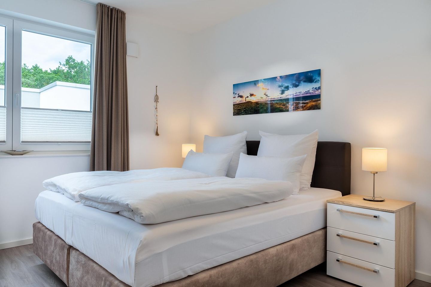 Aparthotel Ostseeallee Aparthotel Ostseeallee 2-18 Boltenhagen - Schlafzimmer mit Boxspringbett (1,80 x 2,00 m)