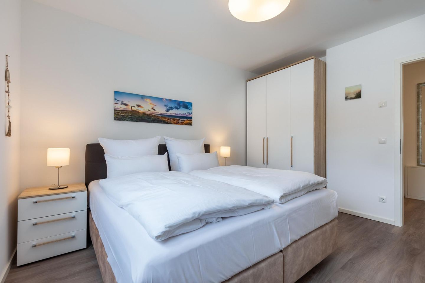 Aparthotel Ostseeallee Aparthotel Ostseeallee 2-18 Boltenhagen - Schlafzimmer mit Boxspringbett und Kleiderschrank