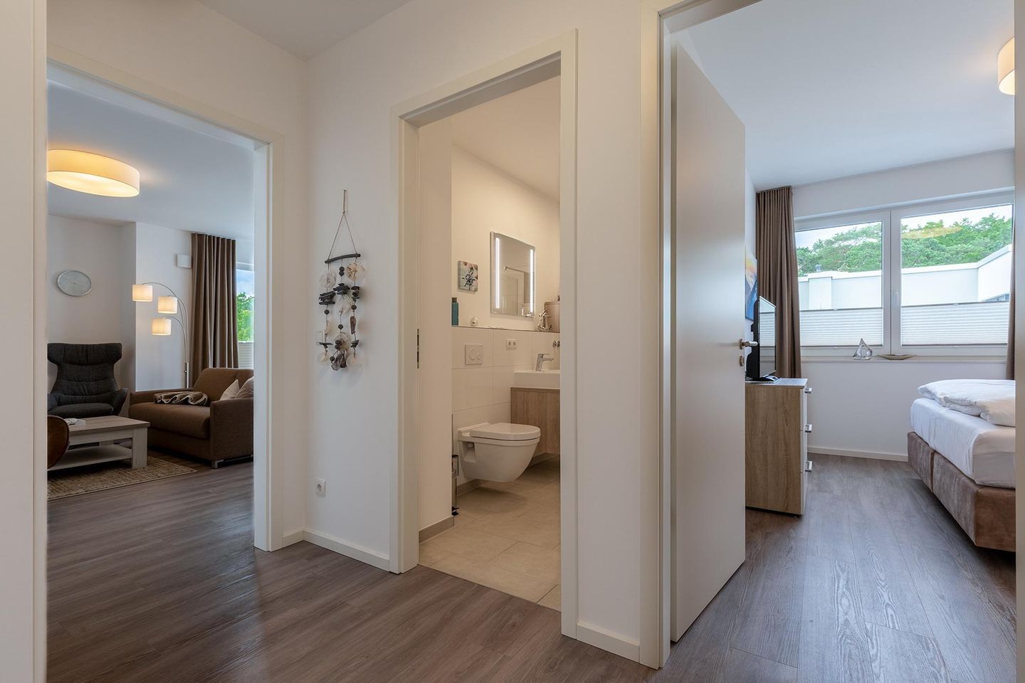 Aparthotel Ostseeallee Aparthotel Ostseeallee 2-18 Boltenhagen - Flur mit Zugang zum Schlaf-/, Bade-/ und Wohnbereich