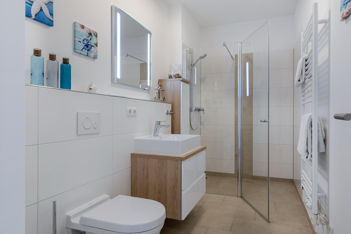 Aparthotel Ostseeallee Aparthotel Ostseeallee 2-18 Boltenhagen - Badezimmer mit Dusche, Waschtisch, Spiegel und WC