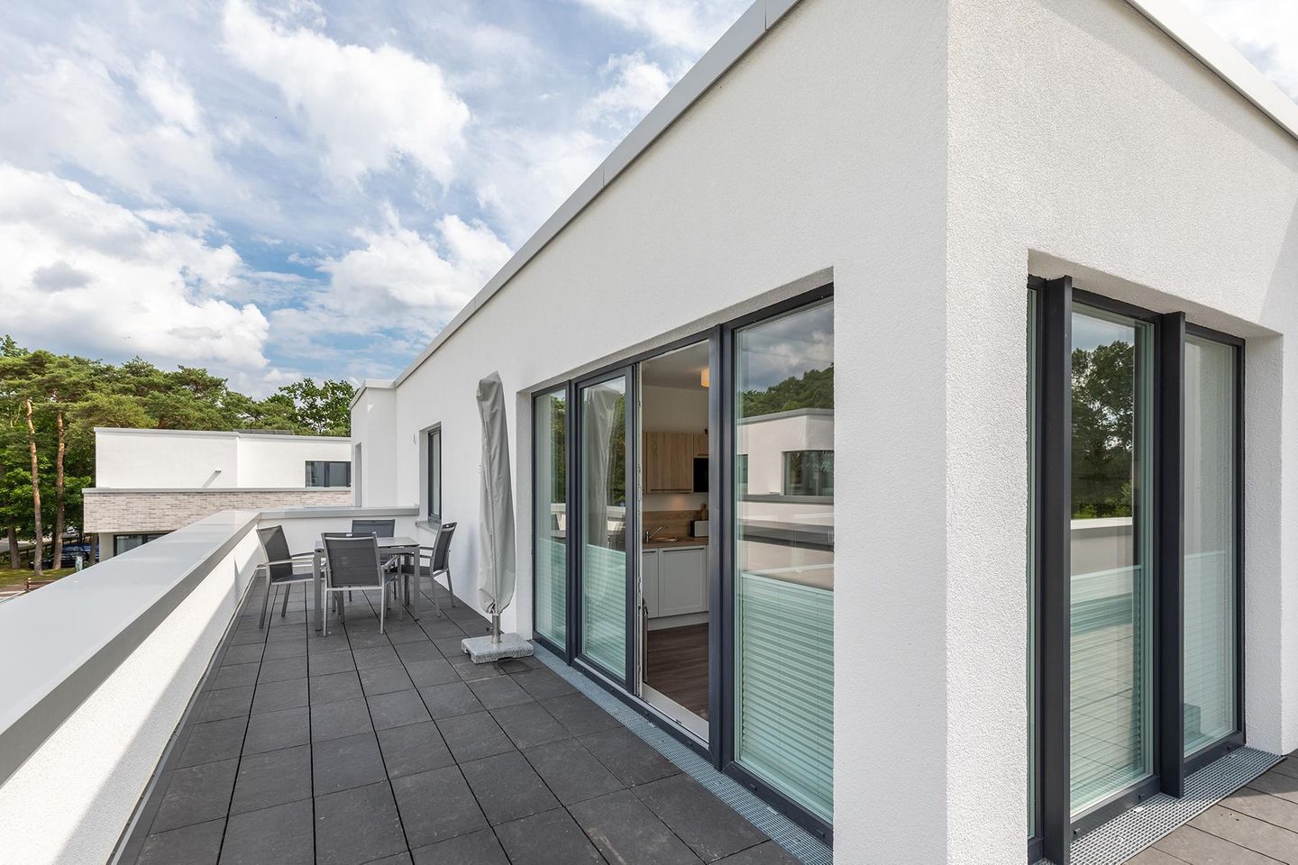 Aparthotel Ostseeallee Aparthotel Ostseeallee 2-18 Boltenhagen - Dachterrasse mit Tisch und Sitzgelegenheiten