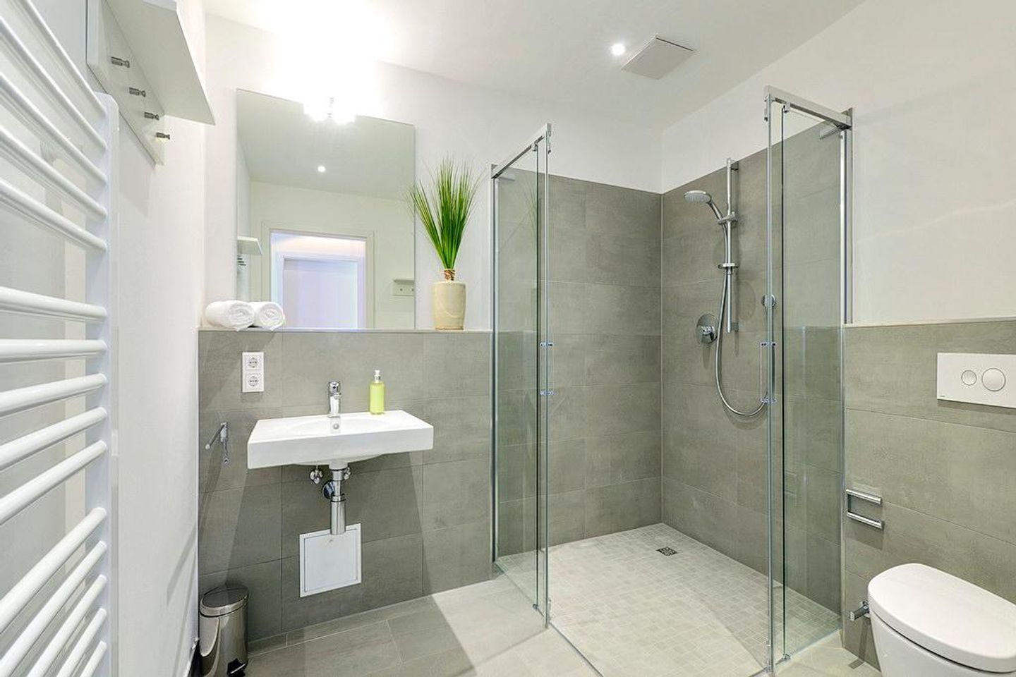 Aparthotel Anna Düne Aparthotel Anna Düne 1-18 Wangerooge - Badezimmer mit Dusche, WC und Waschtisch