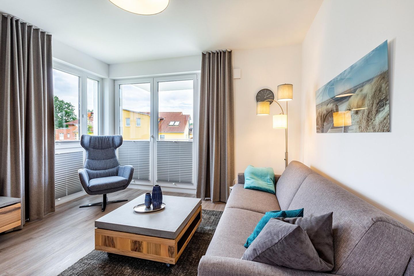 Aparthotel Ostseeallee Aparthotel Ostseeallee 3-23 Boltenhagen - Wohn-/Essbereich mit Doppelschlafcouch, Couchtisch und Sessel