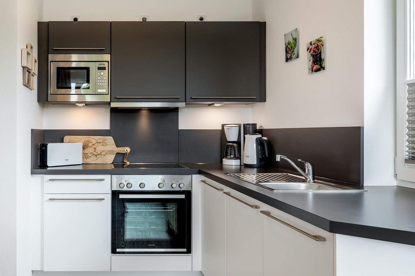 Aparthotel Ostseeallee Aparthotel Ostseeallee 3-23 Boltenhagen - Küchenzeile mit Backofen, Geschirrspüler und Mikrowelle