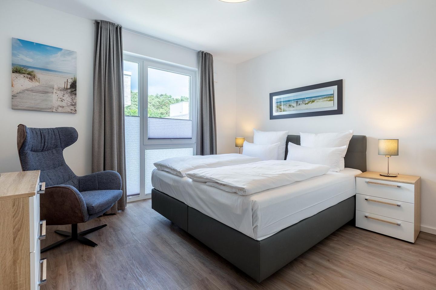 Aparthotel Ostseeallee Aparthotel Ostseeallee 3-23 Boltenhagen - Schlafzimmer mit Boxspringbett (1,80 x 2,00 m) und Sessel