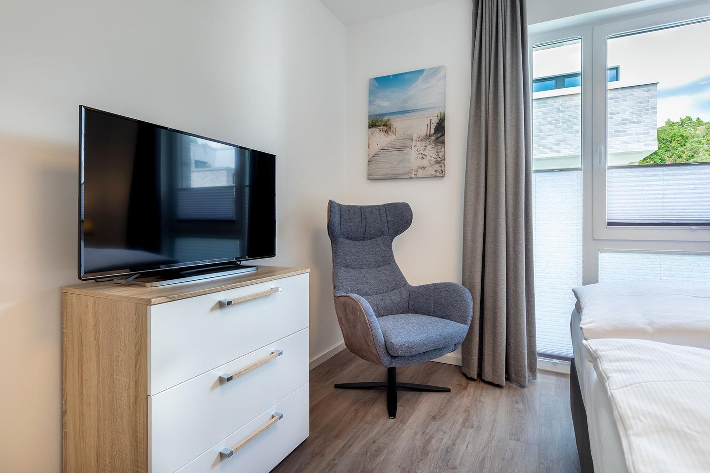Aparthotel Ostseeallee Aparthotel Ostseeallee 3-23 Boltenhagen - Schlafzimmer mit TV und Sessel