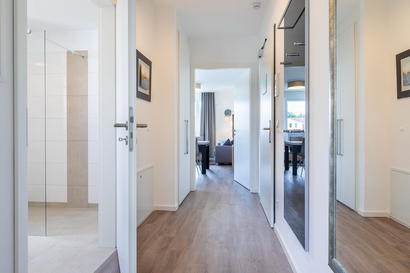 Aparthotel Ostseeallee Aparthotel Ostseeallee 3-23 Boltenhagen - Flur mit Blick zum Wohn-/Essbereich