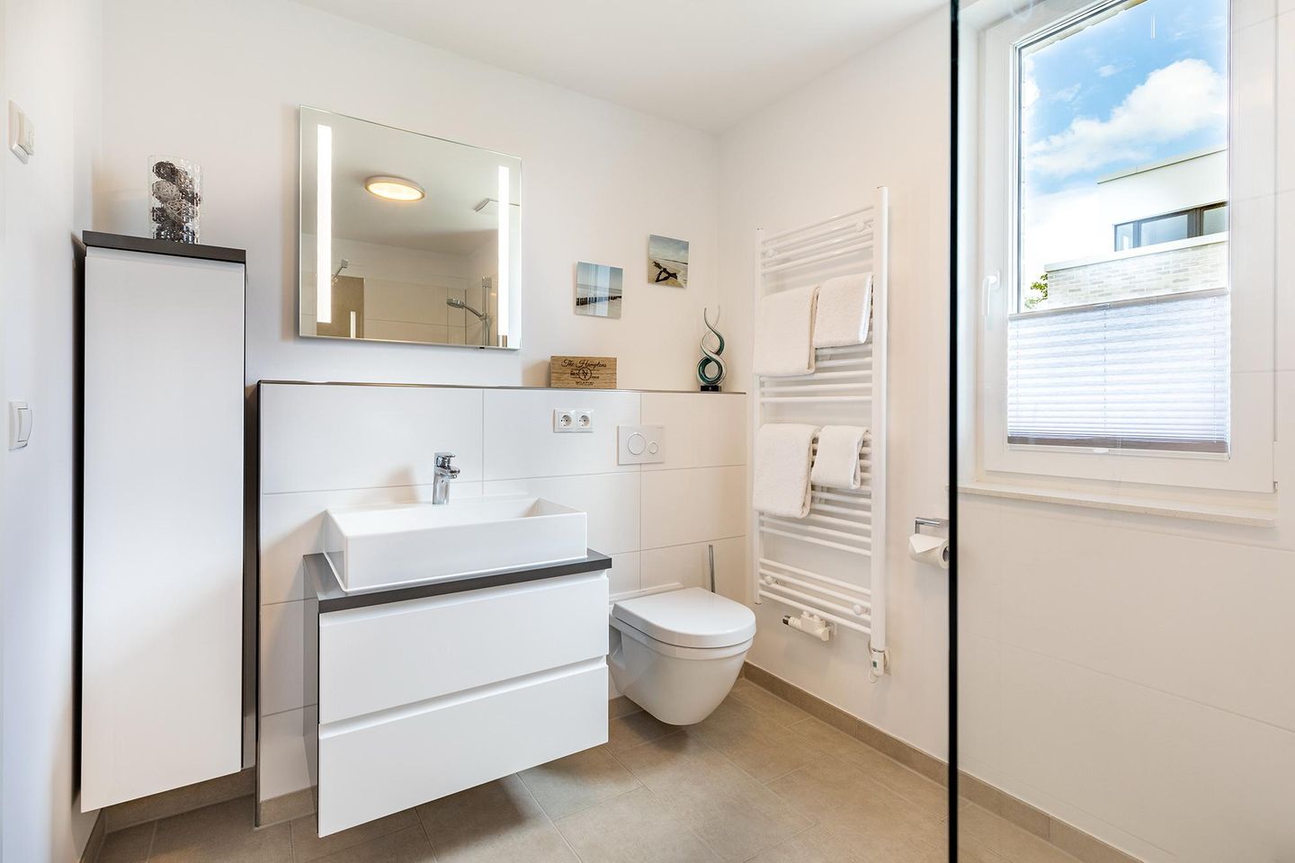 Aparthotel Ostseeallee Aparthotel Ostseeallee 3-23 Boltenhagen - Badezimmer mit Waschtisch, Spiegel und WC