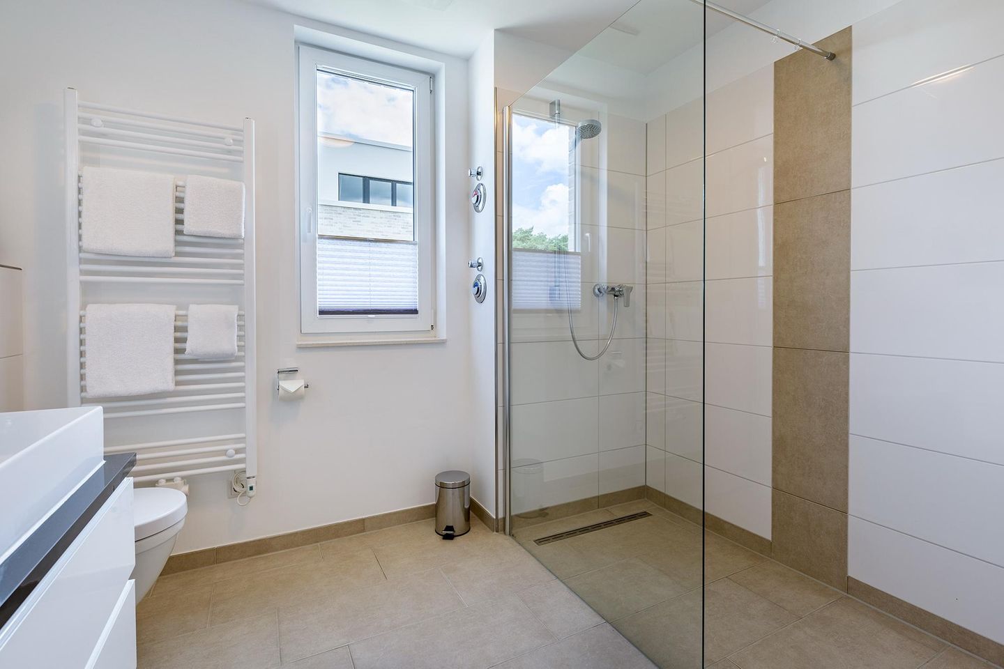 Aparthotel Ostseeallee Aparthotel Ostseeallee 3-23 Boltenhagen - Badezimmer mit Dusche