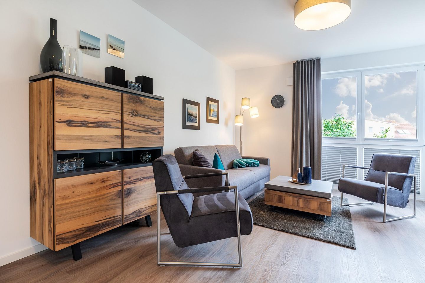 Aparthotel Ostseeallee Aparthotel Ostseeallee 3-24 Boltenhagen - Wohn-/Essbereich mit Doppelschlafcouch, Couchtisch und Sessel