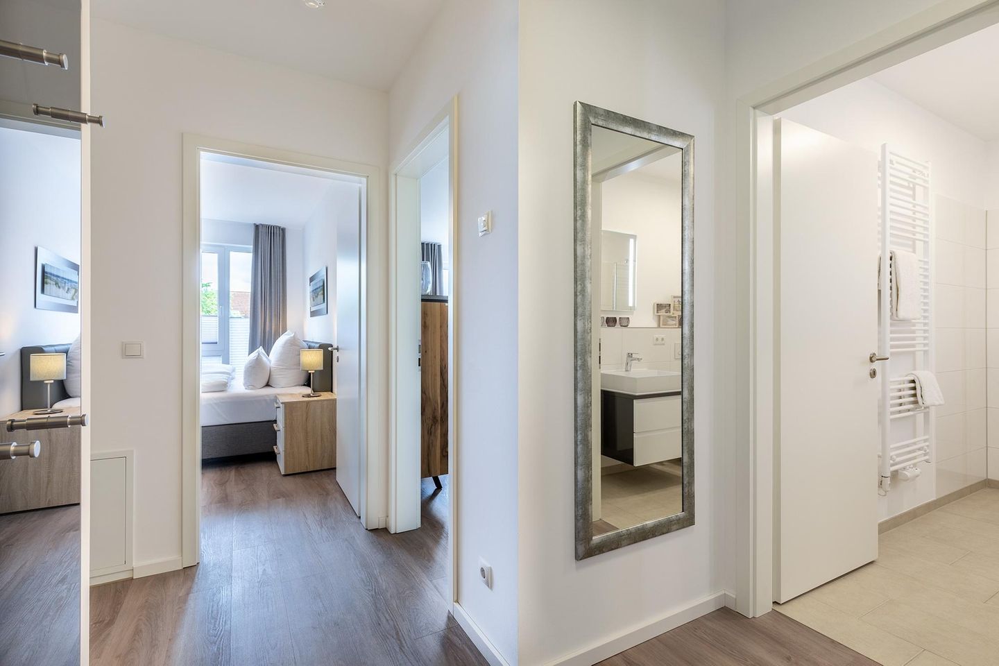 Aparthotel Ostseeallee Aparthotel Ostseeallee 3-24 Boltenhagen - Flur mit Blick zum Schlaf-/und Badezimmer