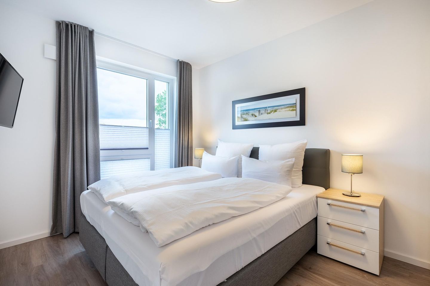 Aparthotel Ostseeallee Aparthotel Ostseeallee 3-24 Boltenhagen - Schlafzimmer mit Doppelbett und TV