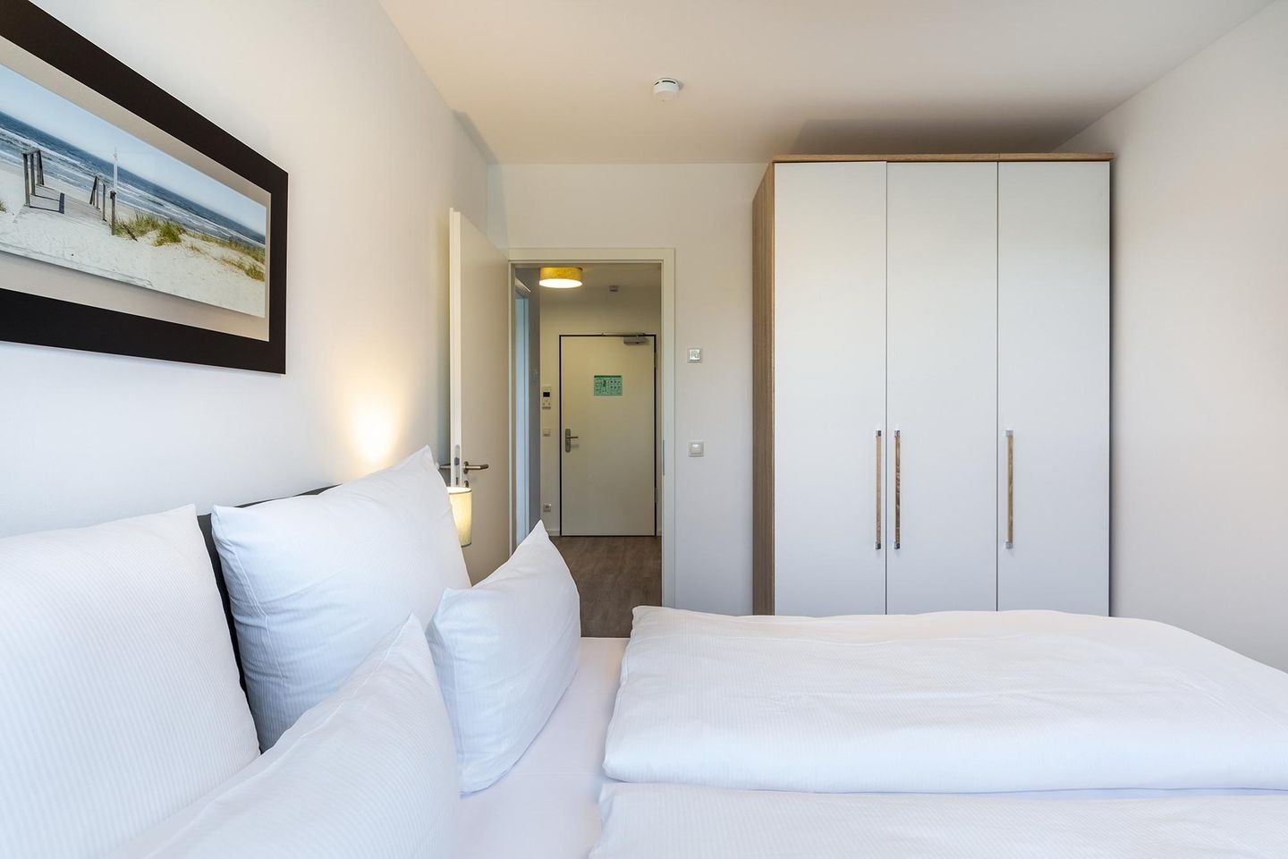 Aparthotel Ostseeallee Aparthotel Ostseeallee 3-24 Boltenhagen - Schlafzimmer mit Doppelbett und Kleiderschrank