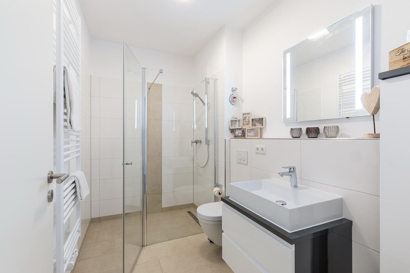 Aparthotel Ostseeallee Aparthotel Ostseeallee 3-24 Boltenhagen - Badezimmer mit Dusche, Waschtisch und Spiegel