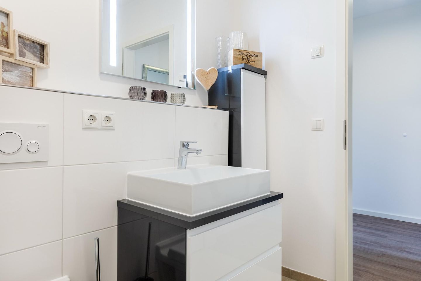 Aparthotel Ostseeallee Aparthotel Ostseeallee 3-24 Boltenhagen - Badezimmer mit Waschtisch und Spiegel