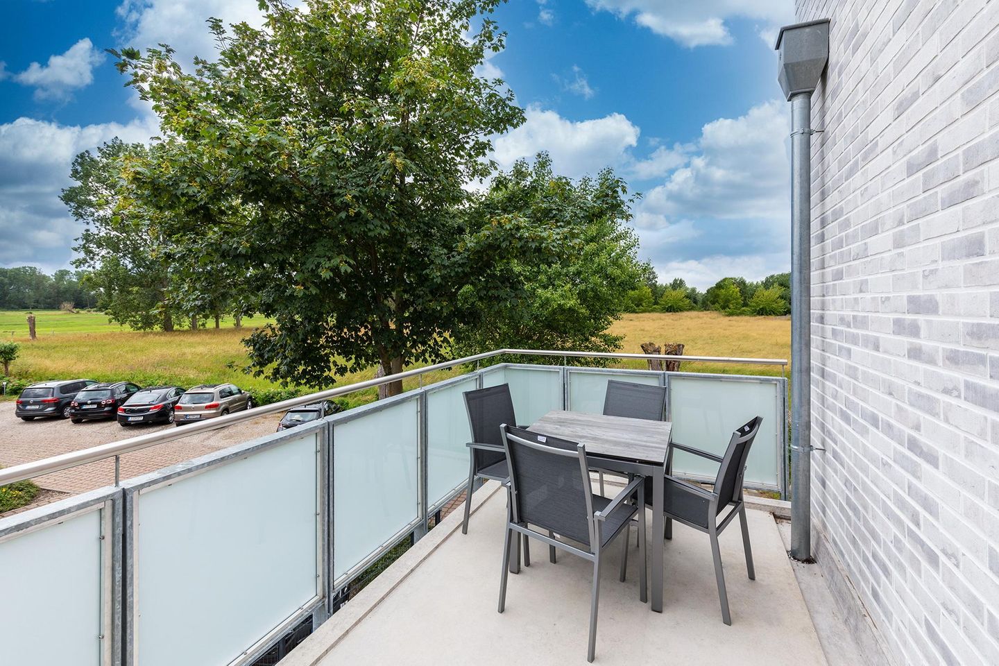 Aparthotel Ostseeallee Aparthotel Ostseeallee 3-24 Boltenhagen - Balkon mit Tisch und Sitzgelegenheiten