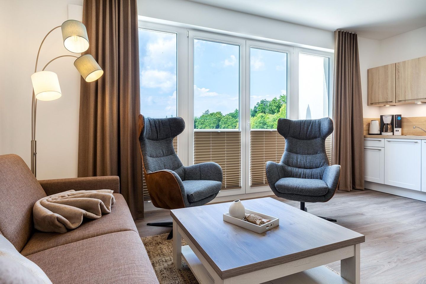 Aparthotel Ostseeallee Aparthotel Ostseeallee 3-25 Boltenhagen - Wohn-/Essbereich mit Couchtisch und Sessel