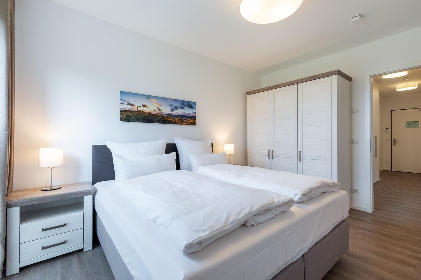 Aparthotel Ostseeallee Aparthotel Ostseeallee 3-25 Boltenhagen - Schlafzimmer mit Boxspringbett und Kleiderschrank