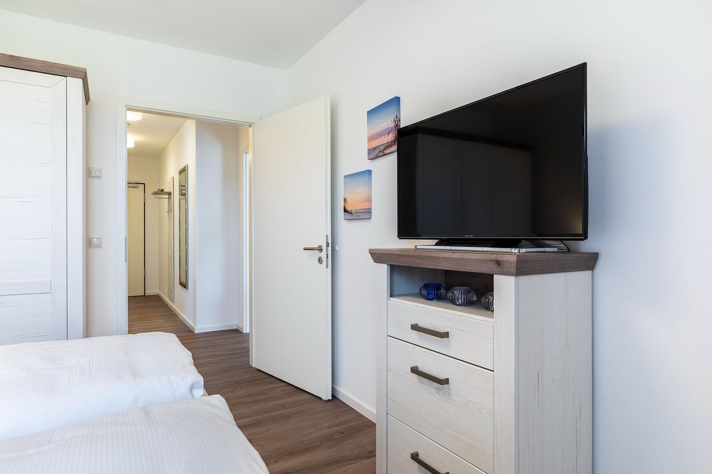 Aparthotel Ostseeallee Aparthotel Ostseeallee 3-25 Boltenhagen - Schlafzimmer mit Boxspringbett und TV