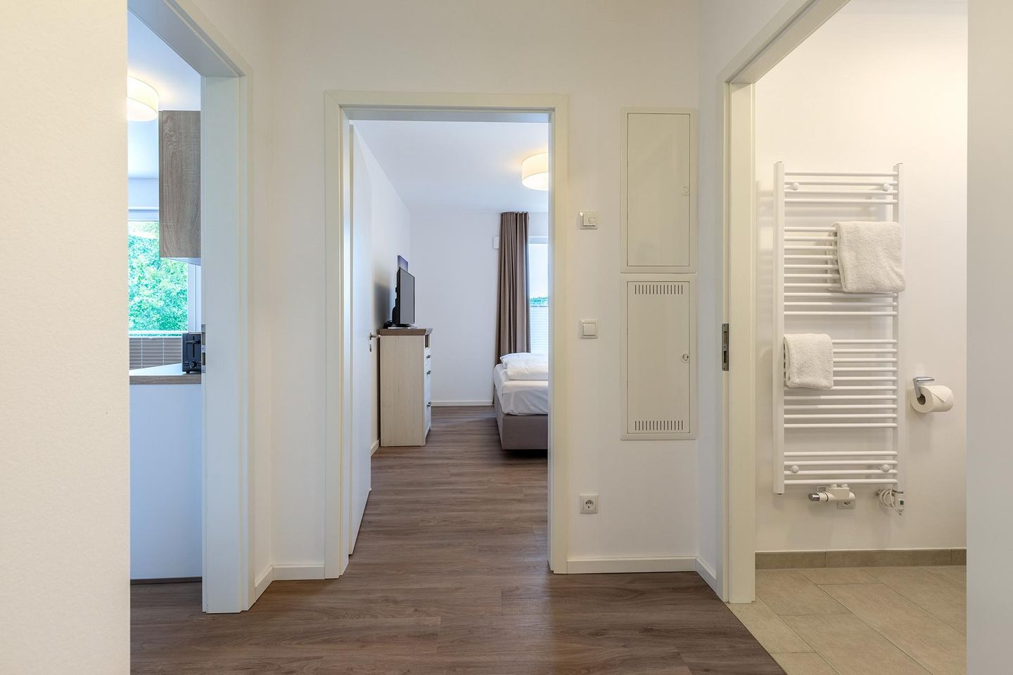 Aparthotel Ostseeallee Aparthotel Ostseeallee 3-25 Boltenhagen - Flur mit Blick zum Schlaf-/und Badezimmer