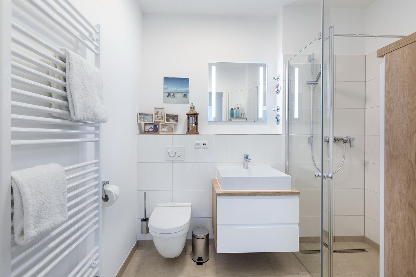 Aparthotel Ostseeallee Aparthotel Ostseeallee 3-25 Boltenhagen - Badezimmer mit Dusche, Waschtisch, Spiegel und WC