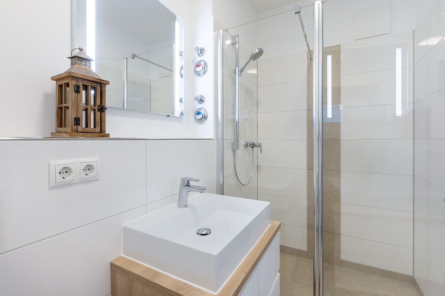 Aparthotel Ostseeallee Aparthotel Ostseeallee 3-25 Boltenhagen - Badezimmer mit Dusche, Waschtisch und Spiegel