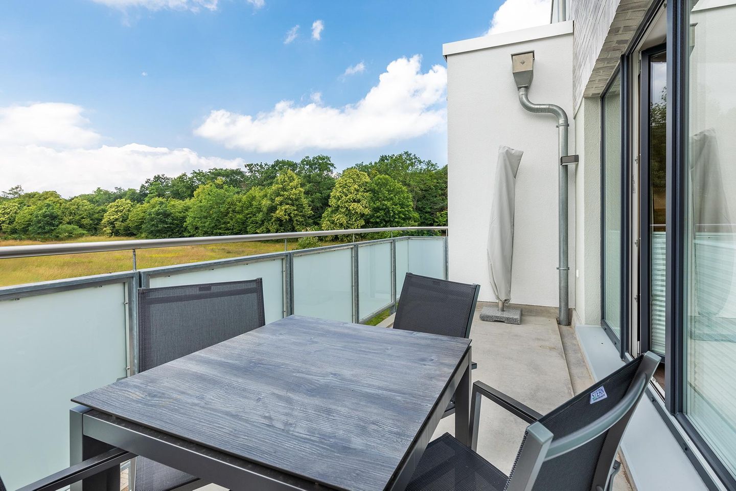 Aparthotel Ostseeallee Aparthotel Ostseeallee 3-25 Boltenhagen - Balkon mit Tisch und Sitzgelegenheiten