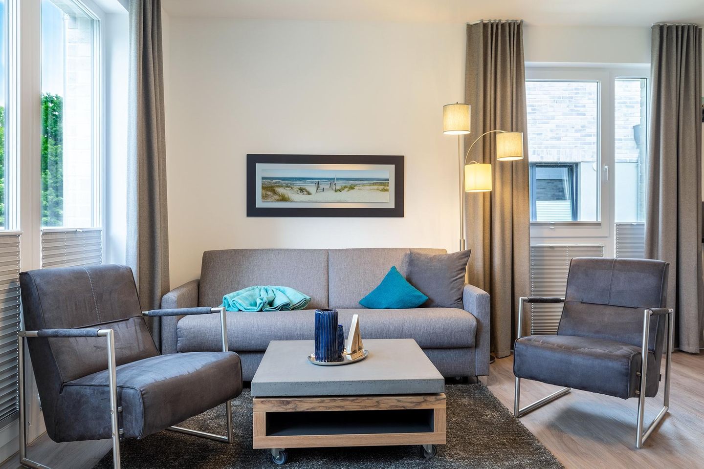 Aparthotel Ostseeallee Aparthotel Ostseeallee 3-26 Boltenhagen - Wohn-/Essbereich mit Doppelschlafcouch, Couchtisch und Sessel