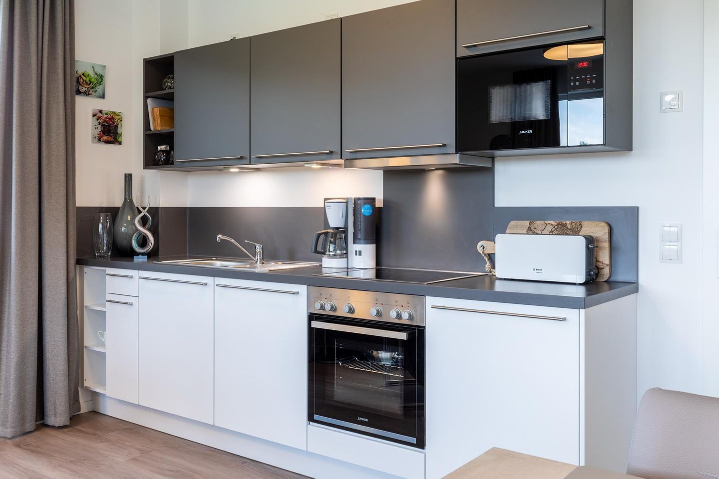 Aparthotel Ostseeallee Aparthotel Ostseeallee 3-26 Boltenhagen - Küchenzeile mit Backofen, Geschirrspüler und Mikrowelle