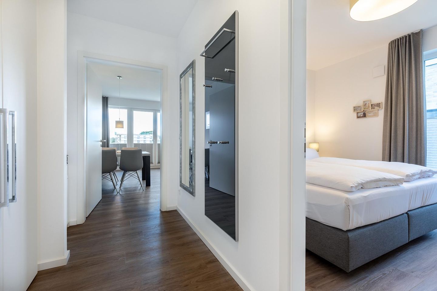Aparthotel Ostseeallee Aparthotel Ostseeallee 3-26 Boltenhagen - Flur mit Garderobe und Blick zum Schlafzimmer sowie Wohn-/Essbereich