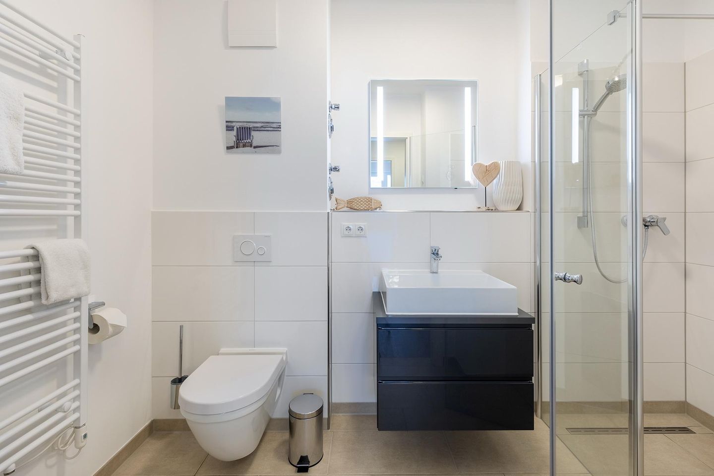 Aparthotel Ostseeallee Aparthotel Ostseeallee 3-26 Boltenhagen - Badezimmer mit Dusche, Waschtisch, Spiegel und WC