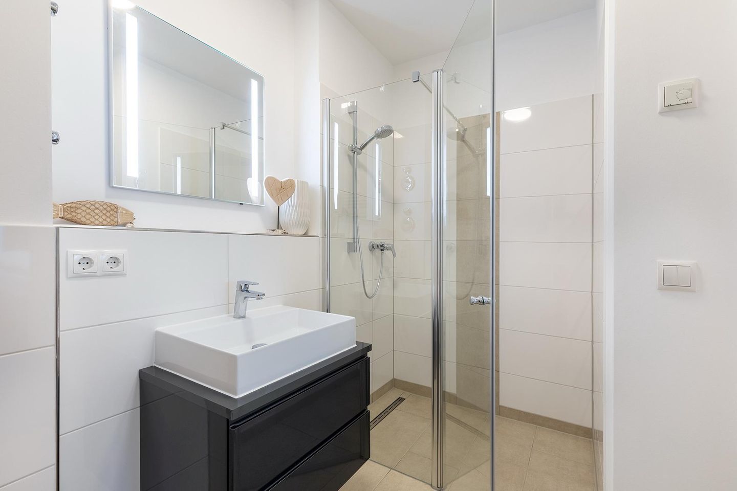 Aparthotel Ostseeallee Aparthotel Ostseeallee 3-26 Boltenhagen - Badezimmer mit Dusche, Waschtisch und Spiegel