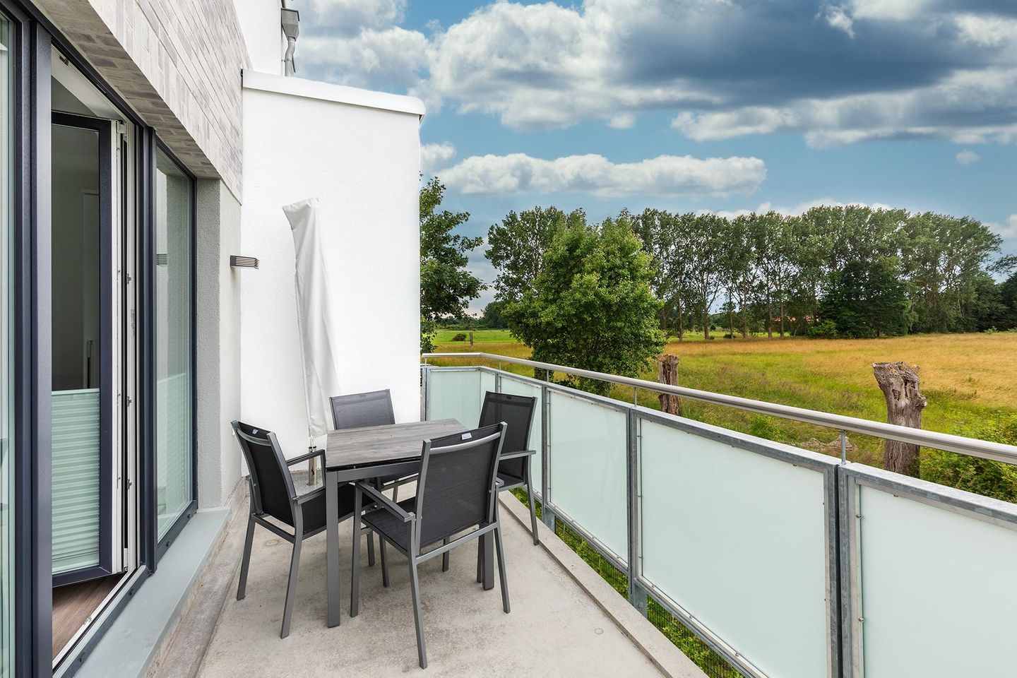 Aparthotel Ostseeallee Aparthotel Ostseeallee 3-26 Boltenhagen - Balkon mit Tisch und Sitzgelegenheiten