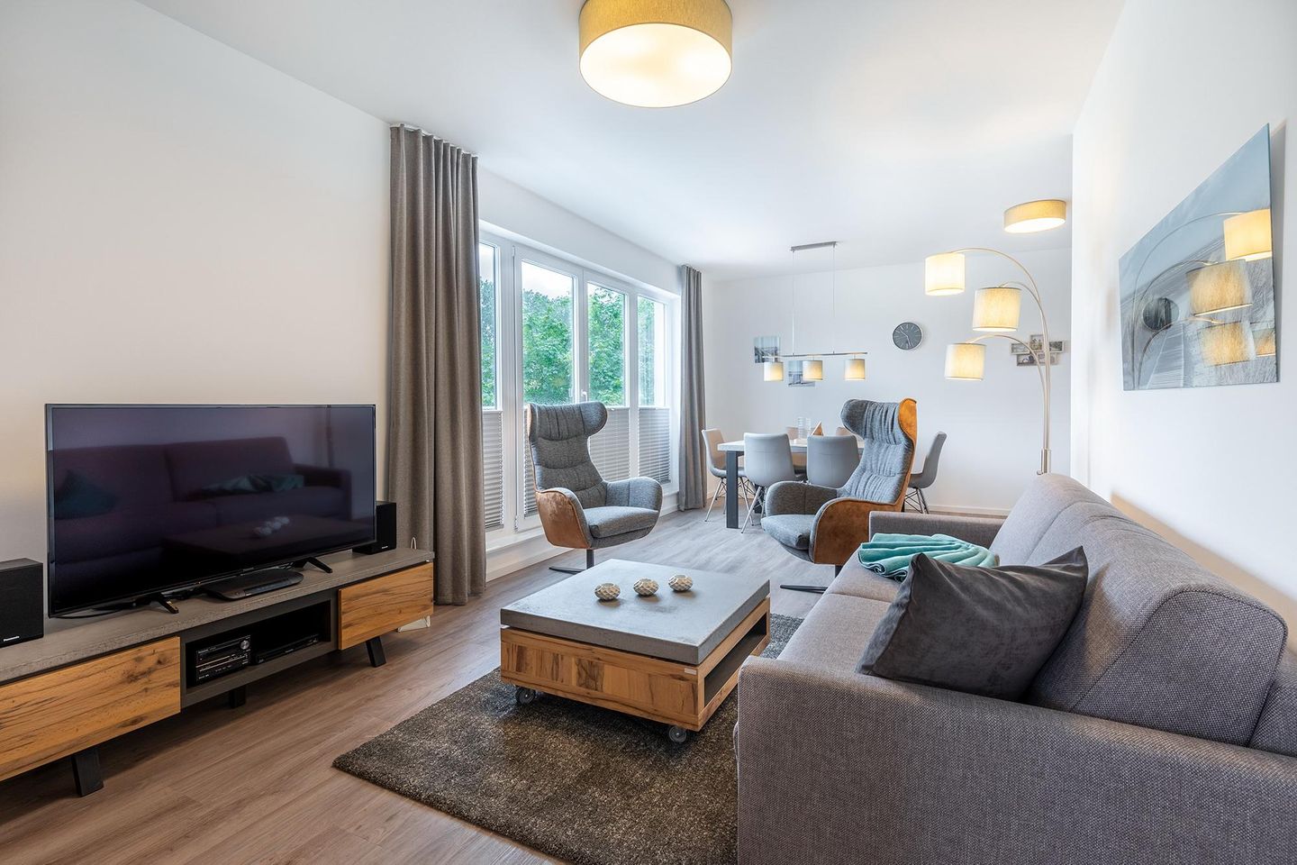 Aparthotel Ostseeallee Aparthotel Ostseeallee 3-27 Boltenhagen - Wohn-/Essbereich mit Doppelschlafcouch und Zugang zur Dachterrasse